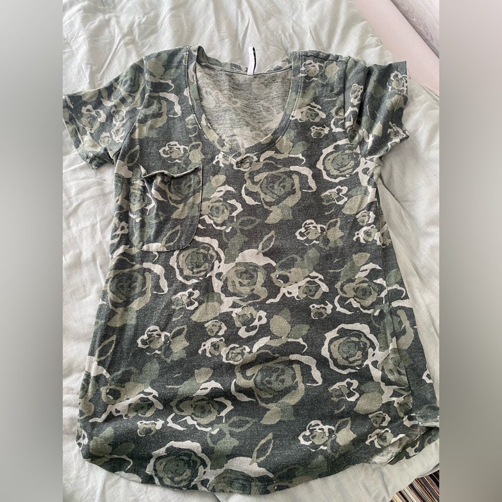 Z Supply floral/camo v neck, pocket tshirt